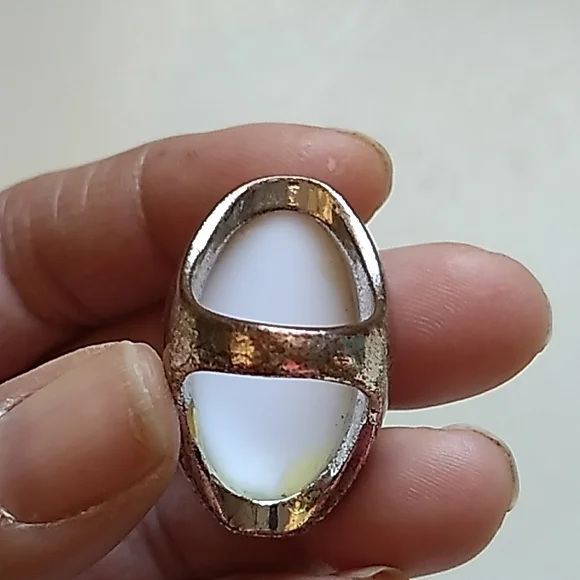 Vintage Oval-Shaped White Ring - Picture 5 of 6